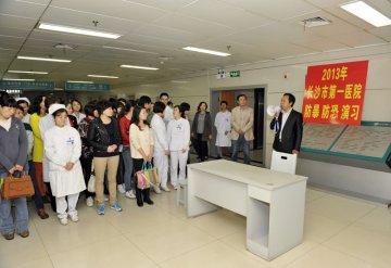 长沙市第一医院开展反恐防暴模拟演练