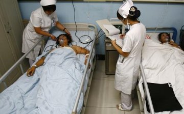 长平高速重大交通事故伤者在医院接受救治