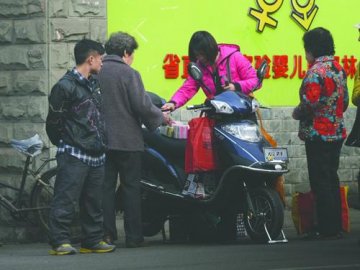 记者暗访药贩行业：回收市民剩药卖给私人诊所