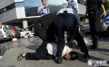 7.男子从大厅逃跑，执法队员尾追把他制服