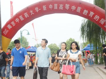 安全有序文明温暖--我校圆满完成2012级新生入学报到工作