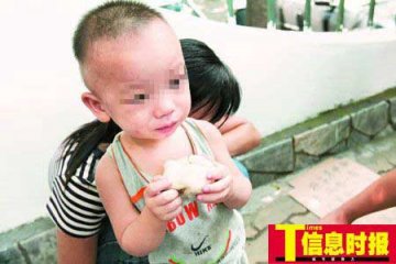 打工女在医院门外叫卖2岁儿子