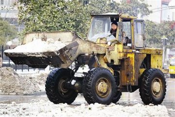 男子自驾铲车义务清除积雪