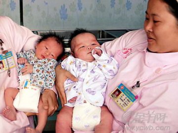 孕妇剖腹产下6.2公斤超巨大男婴