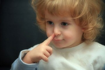 军医提醒：抠鼻子不雅且隐患多