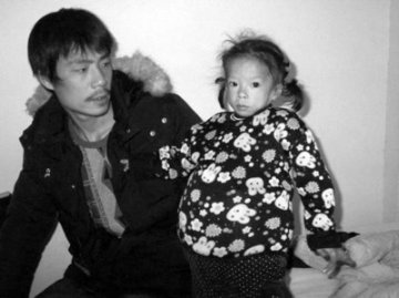 父亲抱患干尸症女儿遗体千里返乡