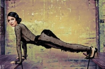 ”翘臀女王”登名利场 曲线惊人