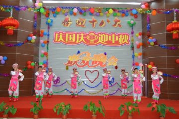 云南省荣誉军人康复医院举行“庆国庆、迎中秋，喜迎十八大”联欢晚会