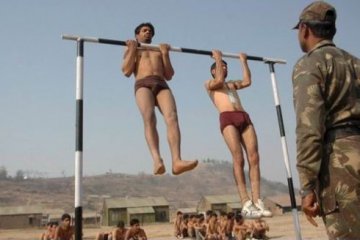 趣图：印度征兵体检项目