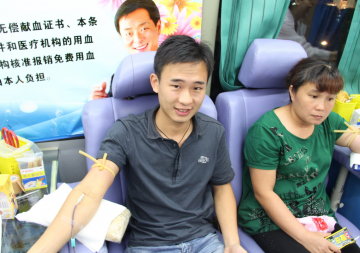 海口举行赈灾募捐晚会为雅安捐款捐热血