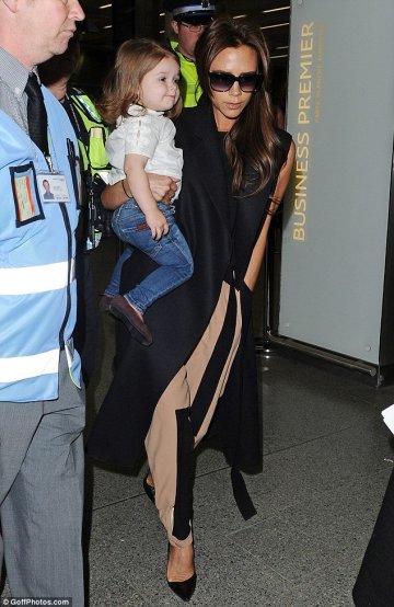 贝嫂抱女为小贝庆生 女儿小七超萌照