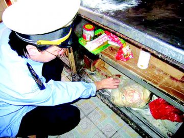 盘子上铺满霉菌 6家星级店“体检”不合格