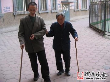80岁母亲唤醒植物人儿子让其生活自理