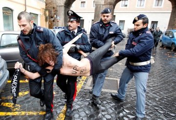 乌克兰女性团体在梵蒂冈半裸抗议