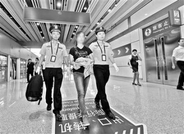 跨国卖假药 女子从泰国被押回京