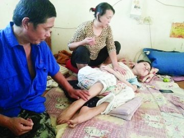儿子患绝症无法呼吸 父母轮流按压其胸口3年保命