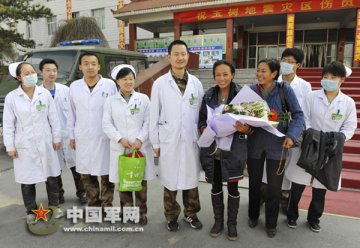 二炮536医院第一名地震伤员康复出院