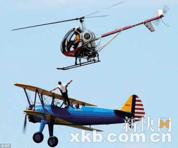 特技演员表演空中换机不幸坠亡
