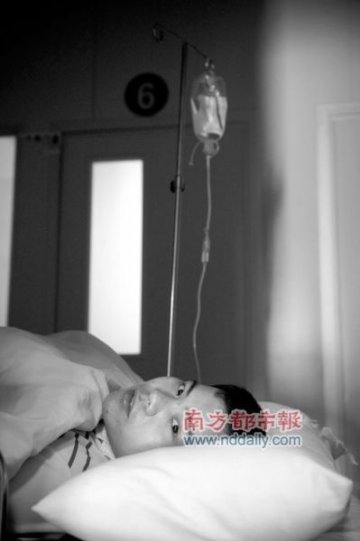 男子骑车载怀孕妻子被货车刮倒 称遭二次碾压