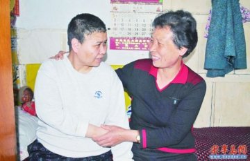母亲拖着残腿照顾重度智残女儿36年