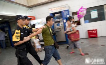 12.男票贩被执法队员抓住送上警车