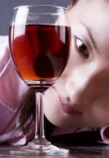 军医教你一招鉴别真假红酒