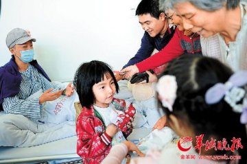 5岁女孩为救白血病妈妈在街头派发求助信