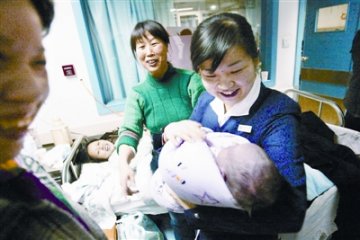 孕妇隐瞒怀孕期搭乘飞机 高空中产下一子