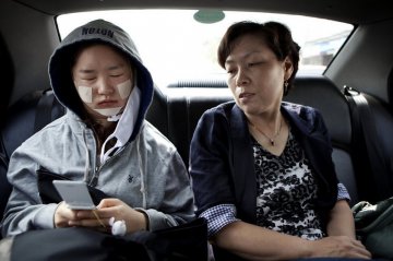 韩国摄影师记录5位模特血腥整容蜕变全程