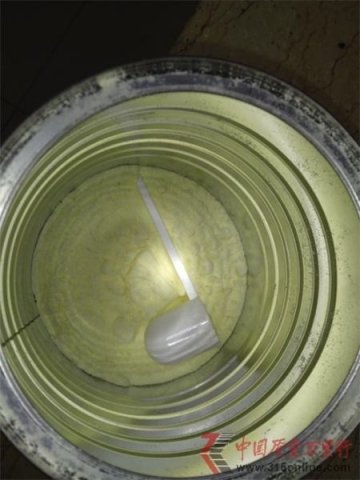 美素佳儿奶粉屡现不明异物 企业态度恶劣遭质疑