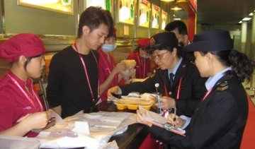 食品药品监管部门重拳出击 餐饮规范经营整治取得实效
