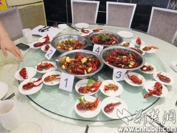 武汉大排档用回收油调出“重口味”小龙虾