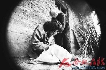 7旬老人照料病儿近20年当地政府称将给予照顾