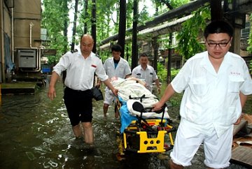 蹚水送患者