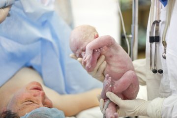 高清：直击年轻母亲剖腹产分娩全过程