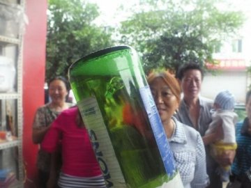 雪花啤酒喝出针药瓶 消费者与厂家协商未果