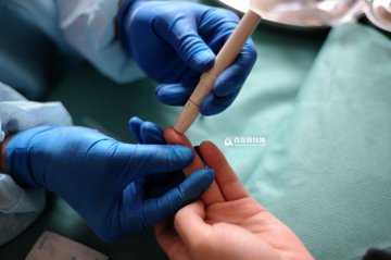 记录90后艾滋病大学生的一天