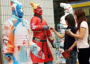大学生街头创作穿彩服兵马俑