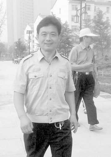男子突发脑血栓瘫痪 坚持锻炼5年重新站立