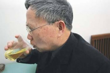 六旬老先生拿食油当饮料