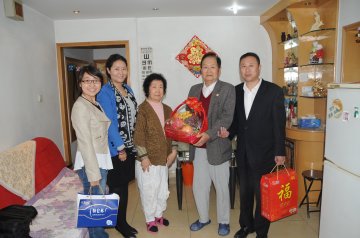 北京佑安医院团员青年慰问离休老干部欢度重阳节