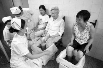 四川遂宁：中医药帮助灾区伤病员康复