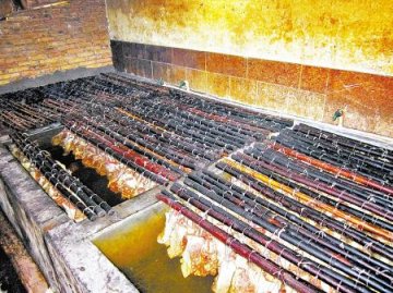 黑作坊病死猪拌毒制腊肉 查处被埋后挖出来再卖