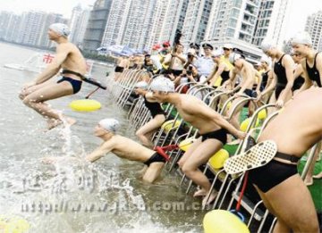 广州市民参加“横渡珠江”活动