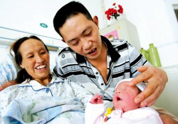 孕妇街头临产12辆出租车拒载
