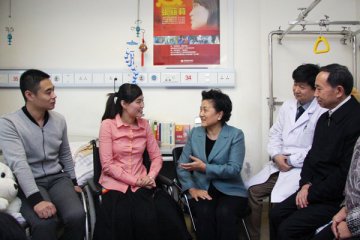 国务委员刘延东来中国康复研究中心看望“最美女教师”张丽莉