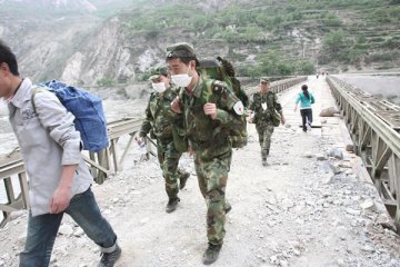 美丽的迷彩感动汶川