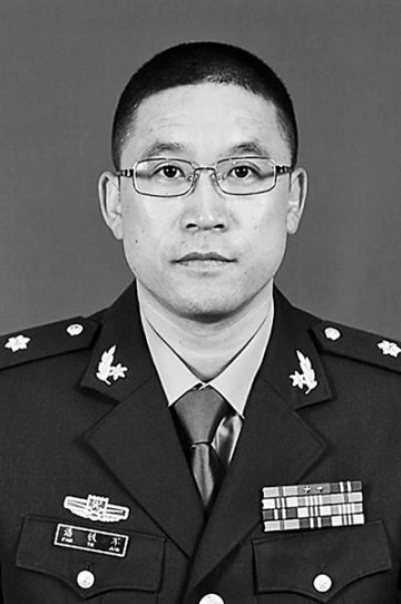 泌尿外科专家潘铁军巧施手术摘巨瘤