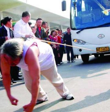 男子用头发拉动8.43吨客车