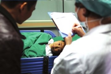 九岁男童被养母断手 手术成功手腕将恢复翻转